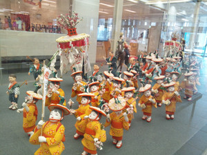 博多どんたくの博多人形群像が博物館に展示 人形作家の語る博多の文化